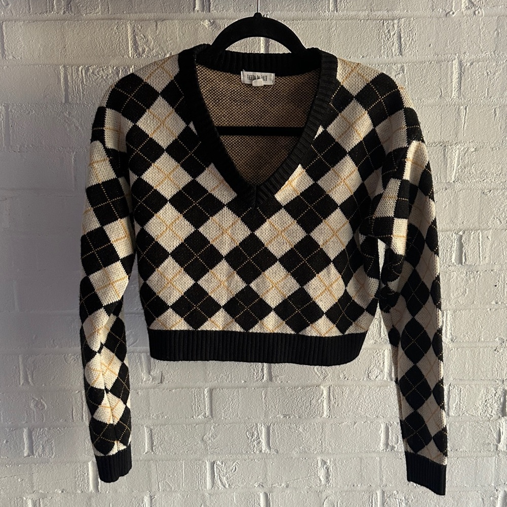Size S Black Cream Argyle V-Neck Cropped Sweater